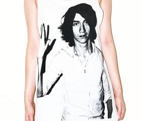 Alex Turner Arctic Monkeys White Tank Top Singet Photo Music Singer Sleeveless Shirt Women Tunic Vest Pop Indie Rock T-Shirt Size M